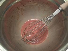 牛奶加至温热，放入巧克力币，搅拌至巧克力融化