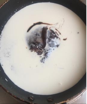好时巧克力酱也叫巧克力糖浆，三种食材混合。