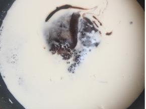 好时巧克力酱也叫巧克力糖浆，三种食材混合。