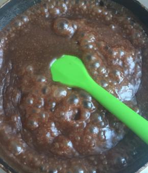  慢慢的开始开锅了，搅拌翻炒，避免糊锅。最好选用不粘锅。