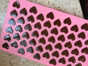 放冰箱冷冻一下。然后取出，趁冻凉不粘手，包裹糯米纸