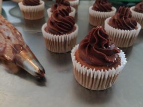 取出巧克力甘那许，隔温水再次将巧克力甘那许拌匀，静置至裱花状态后装入有8齿裱花嘴的裱花袋内