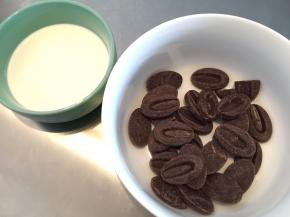 准备淡奶油、巧克力币弄碎