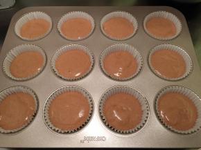 将蛋糕糊装入裱花袋，挤入纸杯内七分满