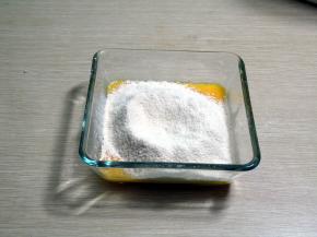 面粉筛入鸡蛋中