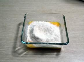 面粉筛入鸡蛋中