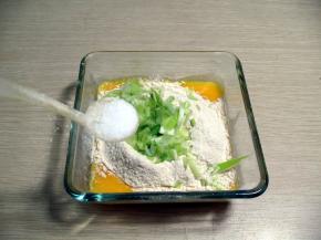 加入葱花，盐拌匀