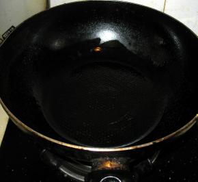 锅中放入一点点油