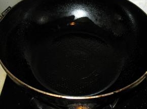 锅中放入一点点油