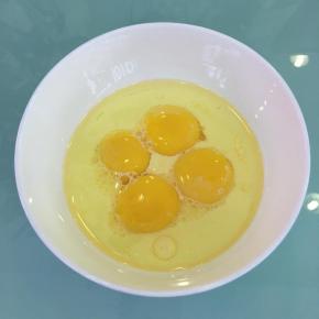 纯牛奶和玉米油混合，加入蛋黄，用蛋抽搅拌均匀。