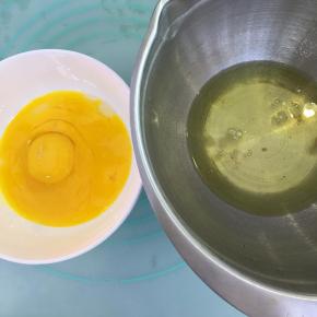 蛋黄，蛋白分离，分别装入无油无水的容器中。