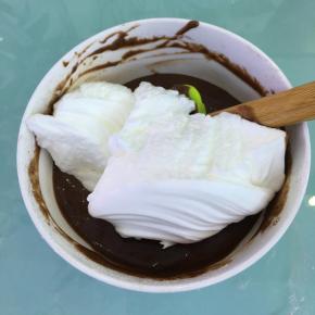 取三分之一的蛋白霜到蛋黄糊里，翻拌均匀。