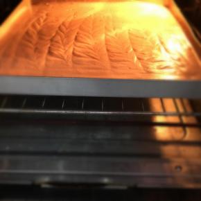 送入事先预热好的烤箱中层，上下火150度，35分钟。