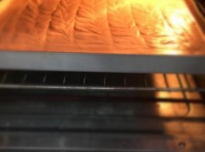 送入事先预热好的烤箱中层，上下火150度，35分钟。