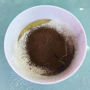 筛入低筋面粉和可可粉，用蛋抽搅打均匀至无干粉。