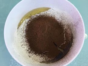 筛入低筋面粉和可可粉，用蛋抽搅打均匀至无干粉。