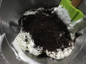 淡奶油加入12克糖粉，低速打至8分发，加入奥利奥饼干碎用刮刀拌匀。