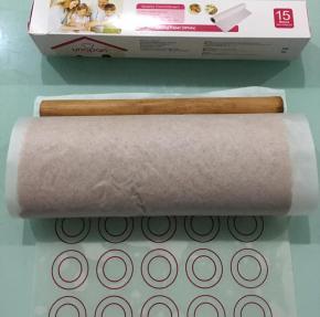 借助擀面棍将蛋糕卷起，用油纸包好，放入冰箱冷藏定型30分钟以上。