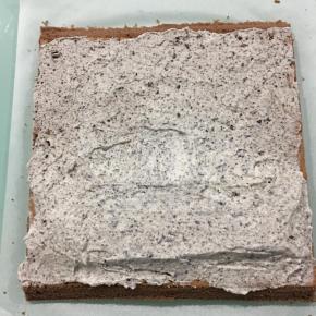 蛋糕体抹上打发奶油。