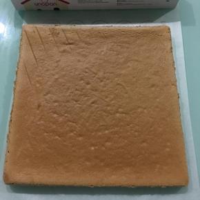 烤好后戴上隔热手套将烤盘取出，倒扣在烤架上，降温后脱模到油纸上。