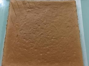 烤好后戴上隔热手套将烤盘取出，倒扣在烤架上，降温后脱模到油纸上。