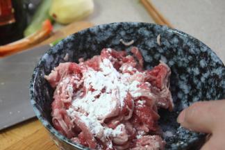 将肥牛卷勾芡，锅内烧水，肥牛入锅焯一下，捞出