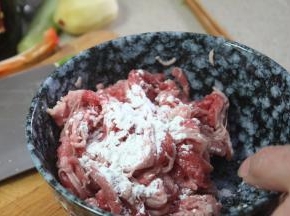 将肥牛卷勾芡，锅内烧水，肥牛入锅焯一下，捞出