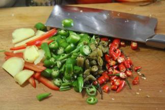 首先将姜、蒜、葱、小米椒、红椒、青椒、野山椒切好备用