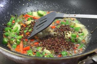 油温烧至三成时，把刚切好的辅料入锅并撒上干青花椒一起