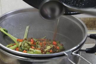 汤调好味后，煮至香味四溢时，用滤网将辅料都过滤出来，只留汤备用