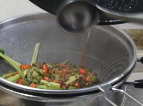 汤调好味后，煮至香味四溢时，用滤网将辅料都过滤出来，只留汤备用