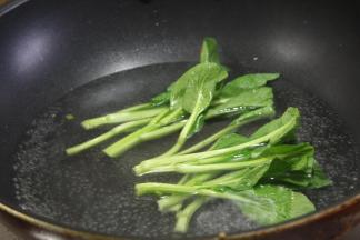 先将洗净的芥兰入锅煮熟，再捞出待用