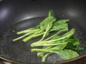 先将洗净的芥兰入锅煮熟，再捞出待用
