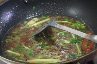 随后入高汤，加辣鲜露、鸡汁、蚝油、美极鲜、鸡精、味精调味，并将洗好的芹菜入锅一起煮熟