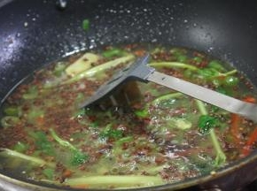 随后入高汤，加辣鲜露、鸡汁、蚝油、美极鲜、鸡精、味精调味，并将洗好的芹菜入锅一起煮熟