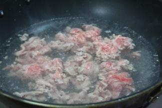 焯一下是去腥，时间不易过长，不然煮出来牛肉会变老，影响口感