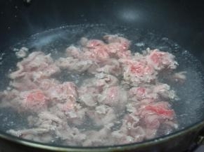 焯一下是去腥，时间不易过长，不然煮出来牛肉会变老，影响口感