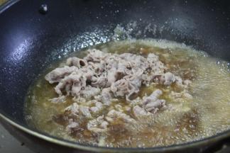 锅里加水，并加入藤椒油、料酒、盐调味，接着肥牛卷入锅煮熟，煮到肥牛卷变色即可捞出