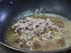 锅里加水，并加入藤椒油、料酒、盐调味，接着肥牛卷入锅煮熟，煮到肥牛卷变色即可捞出