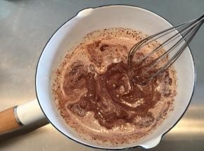 画圆圈方式拌匀巧克力和淡奶油