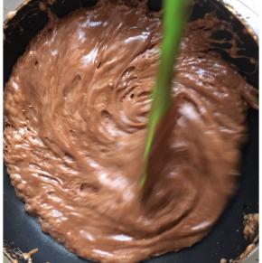 炒至最后还有流动性的时候，温度大概是130度，135度是硬糖，灌入玻璃器具中。