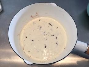 淡奶油小火煮至60度（边缘微微冒小泡），放入巧克力碎，晃动至淡奶油淹没巧克力碎，静置5分钟