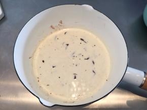 淡奶油小火煮至60度（边缘微微冒小泡），放入巧克力碎，晃动至淡奶油淹没巧克力碎，静置5分钟