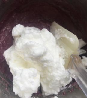 取三分之一蛋白加入蛋黄糊切拌，搅拌均匀。