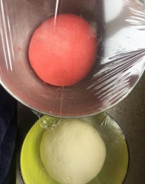 分别和面揉至光滑