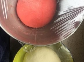 分别和面揉至光滑