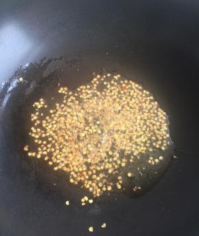 锅中少量放油，放辣椒籽，微微爆香