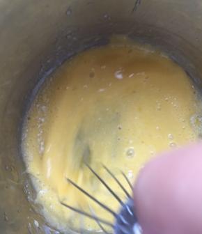 蛋黄，加入植物油，搅拌均匀，加牛奶，也搅拌均匀，筛入低筋面粉和黑芝麻粉，搅拌均匀，我选择的黑芝麻粉，不是特别细腻的那种，颜色不是很重