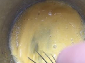 蛋黄，加入植物油，搅拌均匀，加牛奶，也搅拌均匀，筛入低筋面粉和黑芝麻粉，搅拌均匀，我选择的黑芝麻粉，不是特别细腻的那种，颜色不是很重