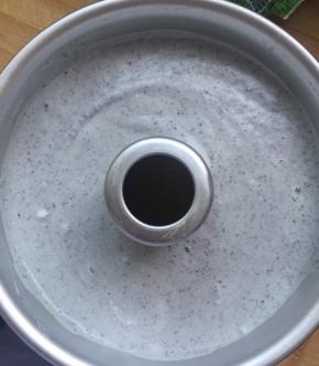 倒入模具中，摔两下震出气泡。烤箱提前预热好190度